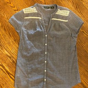 Eddie Bauer Women’s sz Med100% Cotton short-sleeve blouse with crochet detail